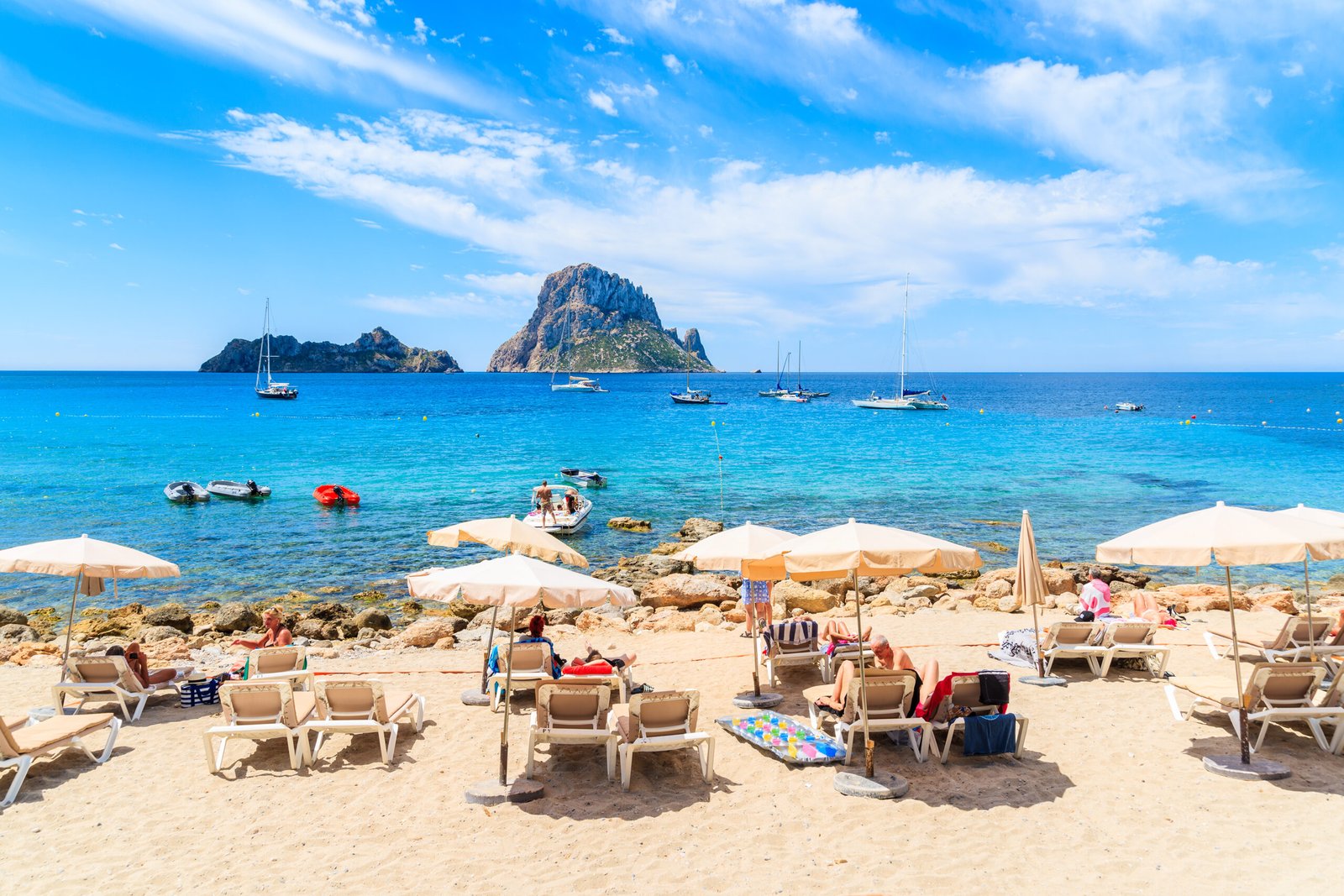 3 calas secretas que podrás descubrir al alquilar una moto en Ibiza