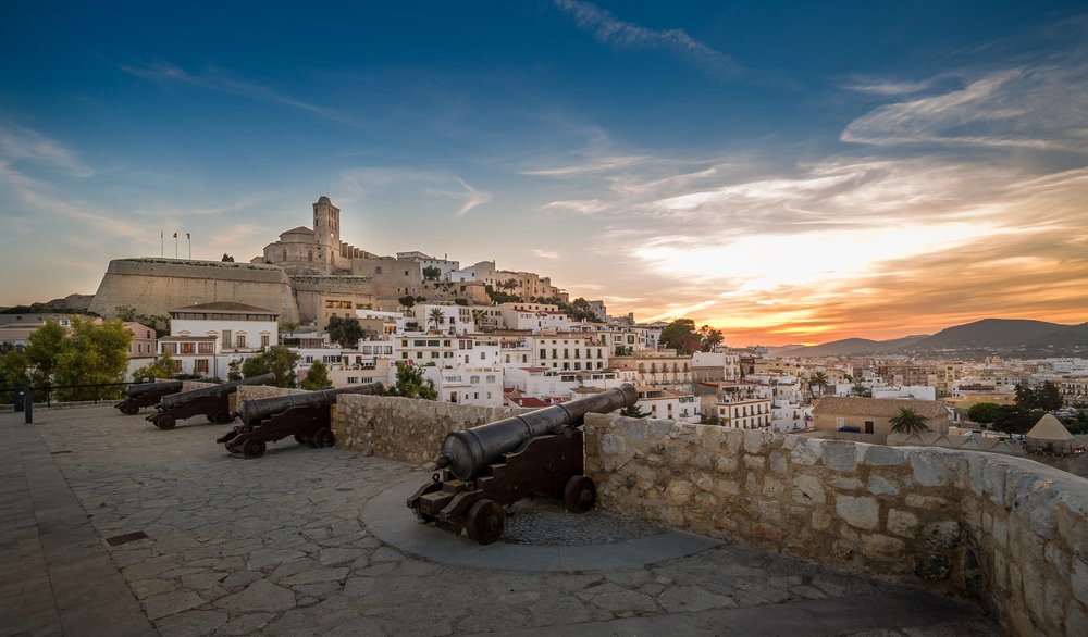 Visitare il quartiere di Dalt Vila con un’auto a noleggio a Ibiza