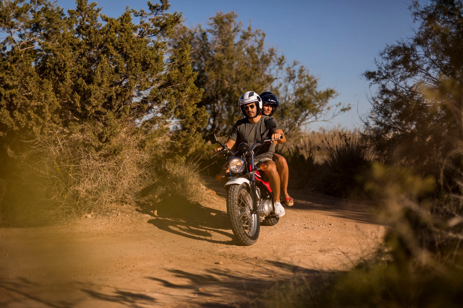 La seguridad es lo primero con tu moto de alquiler en Ibiza