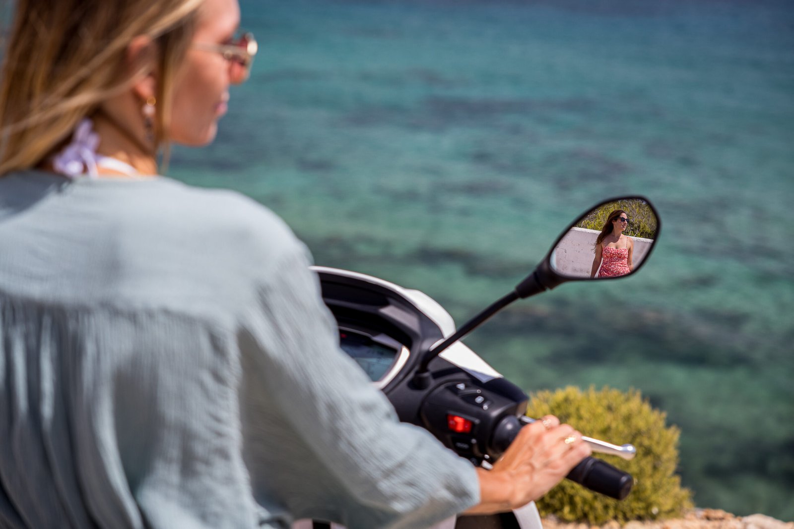 Acércate a la Ruta de la Sal con una moto de alquiler en Ibiza
