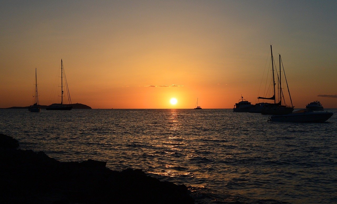 Descubre la encantadora Es Canar en Ibiza, un destino de ensueño en el Mediterráneo