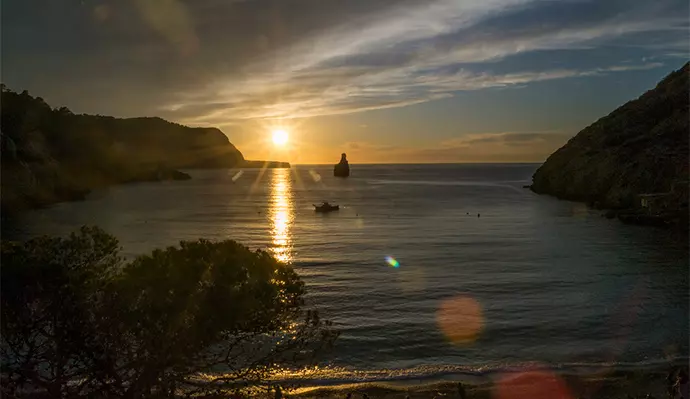 Playa de Benirrás, un paraíso en la costa de Ibiza