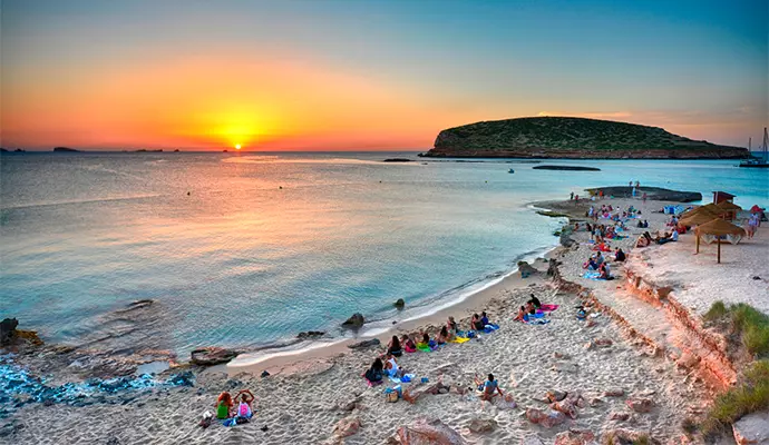 Descubre la belleza de Cala Conta, Ibiza