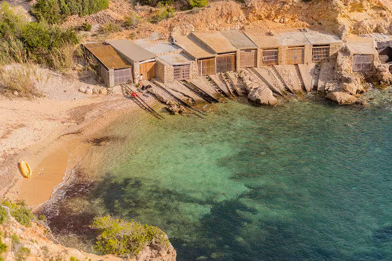 Explora la tranquilidad de Cala d’en Serra con Turbo Rent a Car
