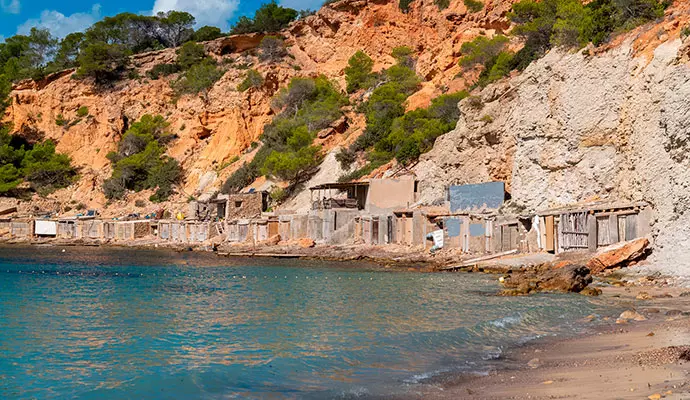 Explora la encantadora cala Sa Caleta, un tesoro oculto en Ibiza