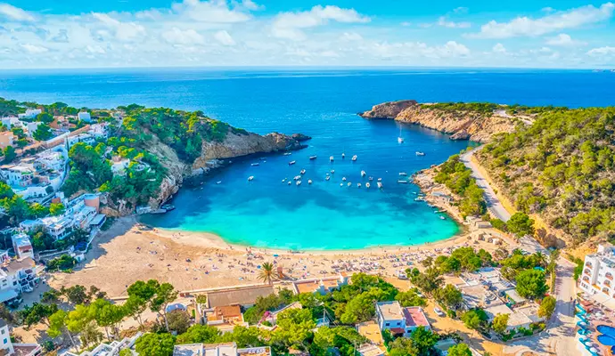 Descubre Cala Saladeta, un lugar ideal para un día perfecto en Ibiza