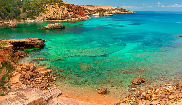 Explora Cala Xarraca, dónde está y qué ver
