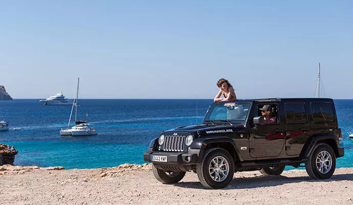 ¿Es posible recorrer Ibiza sin coche? Pros y contras reales